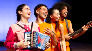 Trupe Qualquer faz apresentações gratuitas para escolas