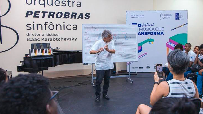 Em show de Natal, Estêvão Teixeira celebra 50 anos de carreira