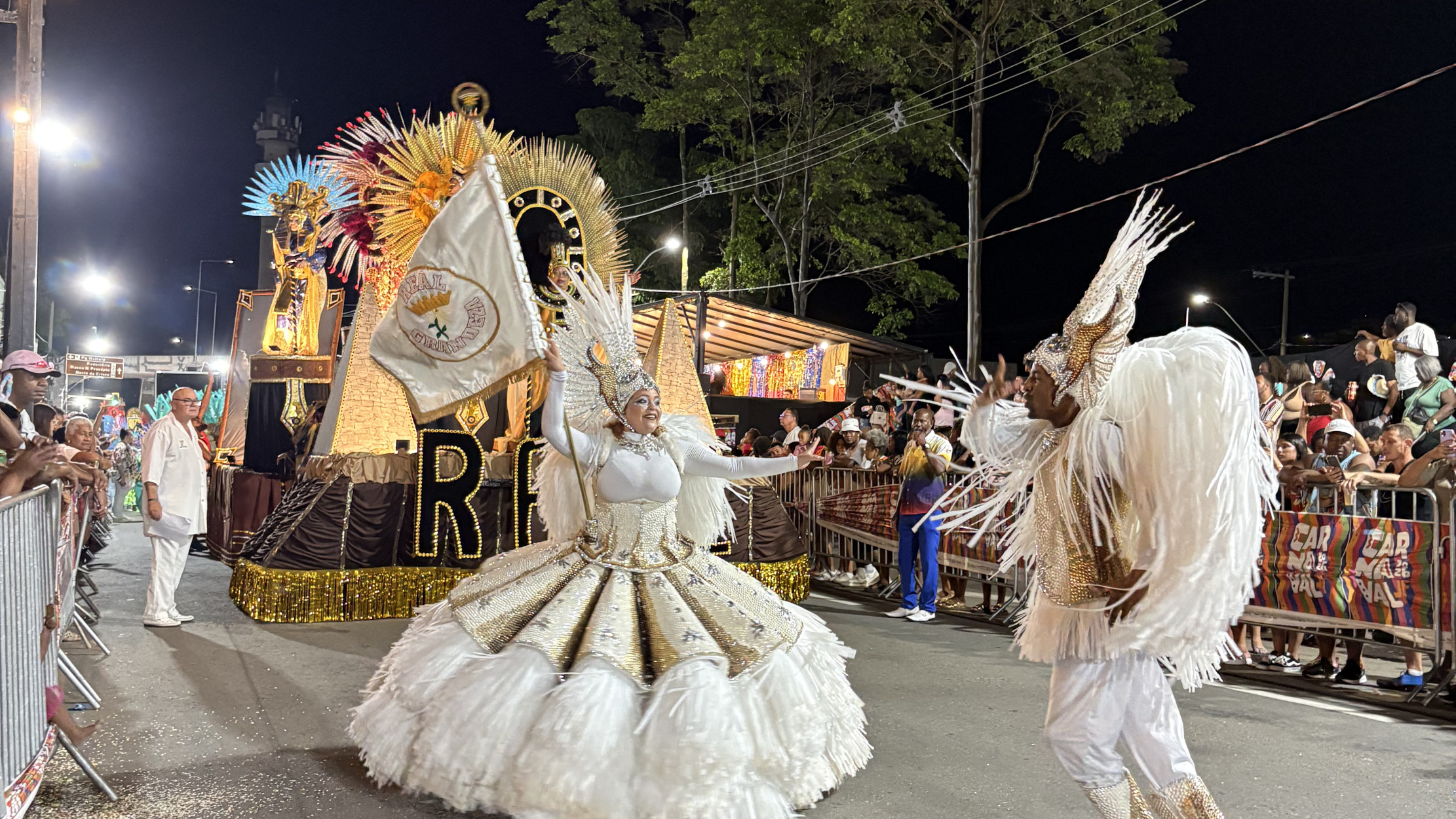 Real Grandeza e Unidos do Ladeira são as campeãs do Carnaval