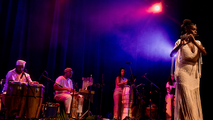 Quinta Musical recebe o show “BrÁfricos”, de Amana Veiga, no Mercado Cultural AICE