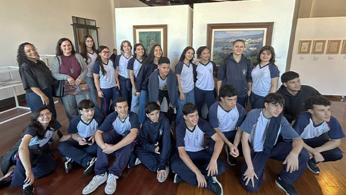 Alunos do Colégio Santos Anjos visitam exposição “Cidade do Sonho” na Galeria Nívea Bracher