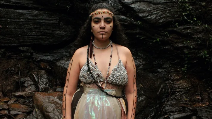 No momento, você está visualizando Com solo de atriz indígena, espetáculo “Koya Ucho” estreia no Teatro Paschoal Carlos Magno