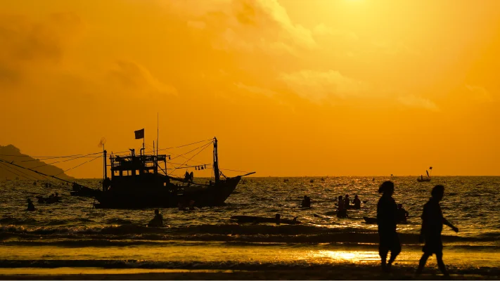 Leia mais sobre o artigo Galeria Nívea Bracher recebe exposição fotográfica sobre o cotidiano nas praias do Vietnã